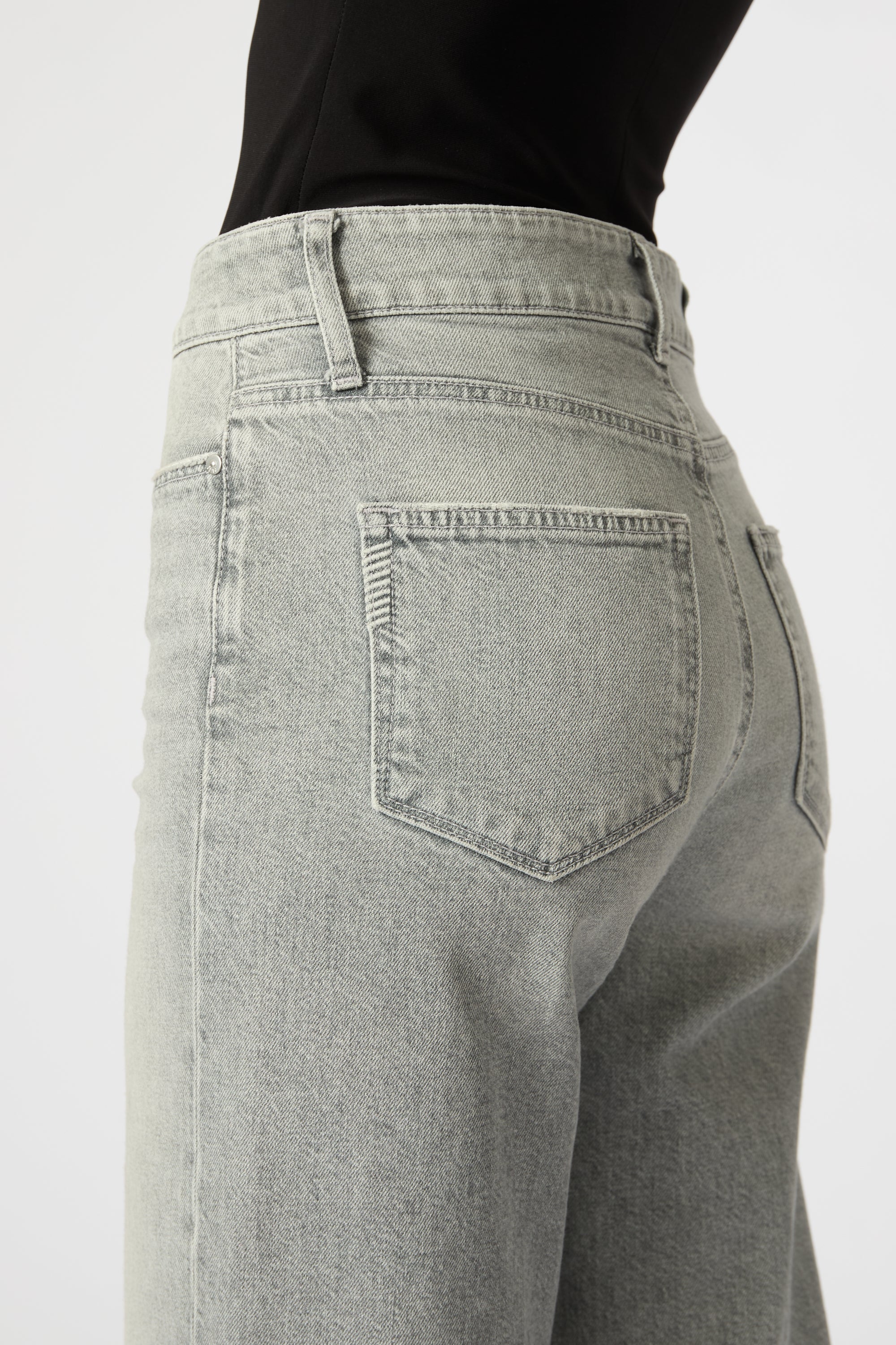 Paige - ANESSA 31  SMOKESCREEN GREY
