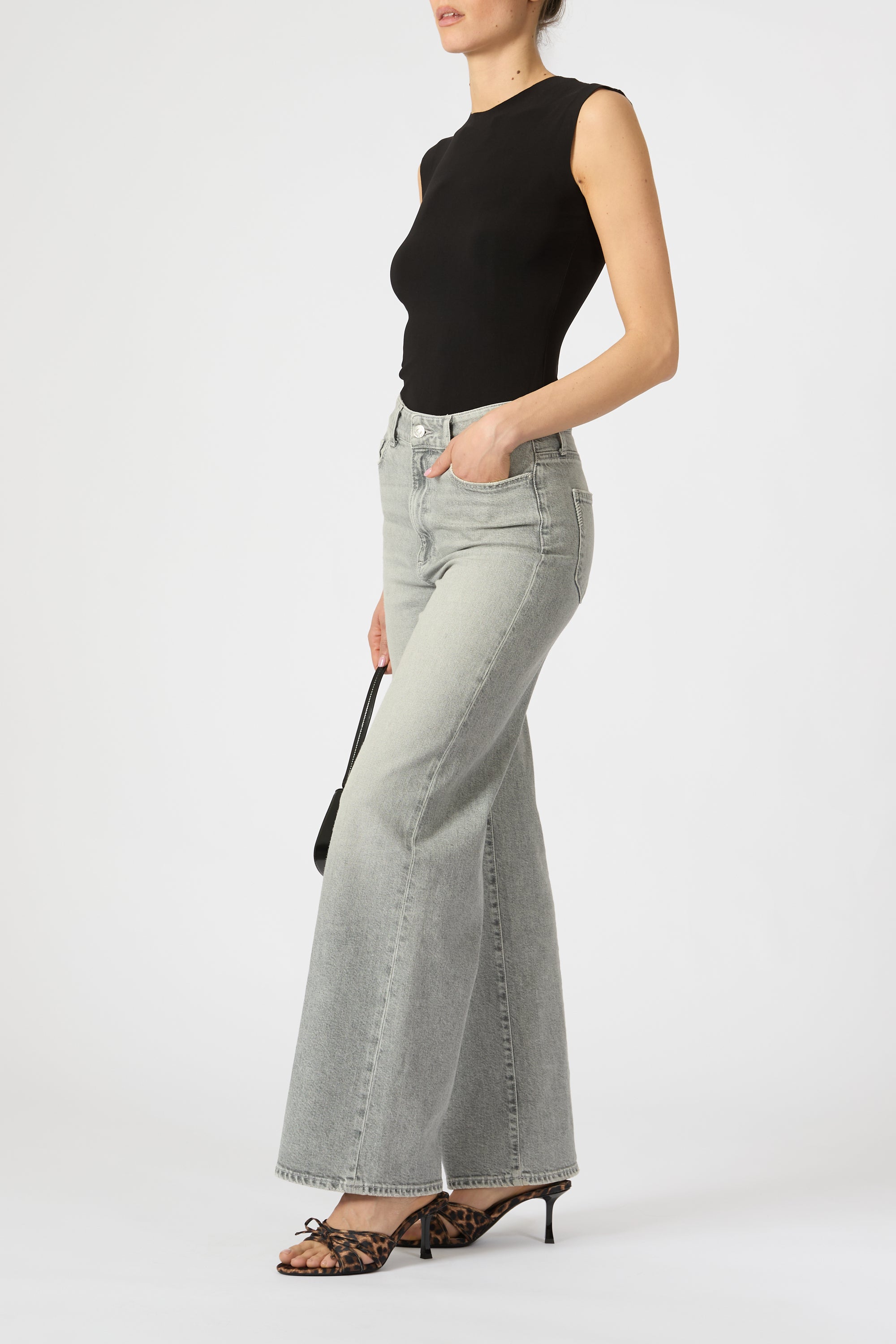 Paige - ANESSA 31  SMOKESCREEN GREY